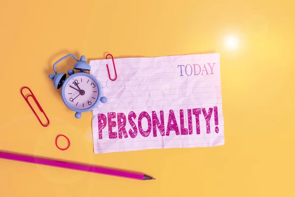 Kelime yazma kişiliği. Bireysel karakter karakterlerini oluşturan iş konsepti Alarm saati klipsleri ezilmiş lastik bant kalem renkli arka plan. — Stok fotoğraf