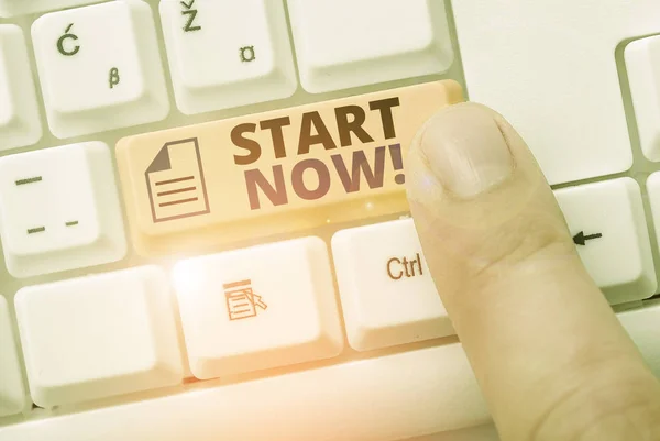 Schrijfbriefje met Start Now. Zakelijke foto presentatie aarzel niet om te werken of dingen te doen meteen. — Stockfoto