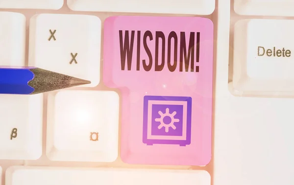 Psaní textu v aplikaci Word moudrost. Obchodní koncepce kvality, která má zkušenosti s znalostmi a dobrým úsudkem. — Stock fotografie