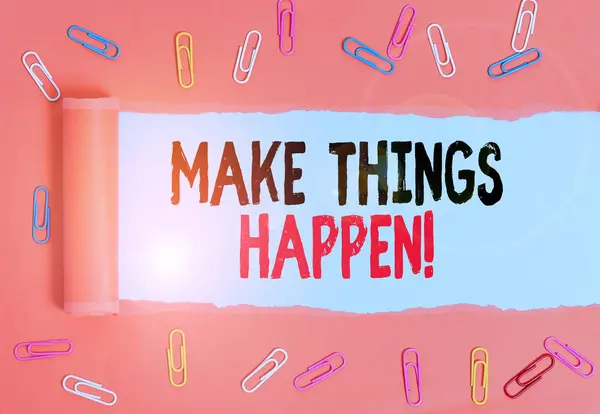 Scrivere una nota che mostri "Make Things Happen". Business photo vetrina si dovrà fare sforzi al fine di realizzarlo graffetta e cartone strappato su sfondo tavolo classico in legno . — Foto Stock