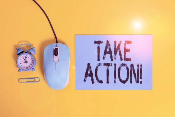 Текст для написания слов Take Action. Бизнес-концепция для делать что-то официальное или согласованное для достижения цели с проблемой Простой лист будильника будильник зажим проволоки мыши гаджет цветной фон . — стоковое фото