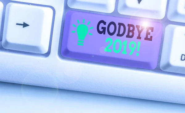 A Godbye 2019-et bemutató írásos feljegyzés. Az üzleti fotó bemutatja a búcsú vagy a tavalyi év végi jókívánságait. — Stock Fotó