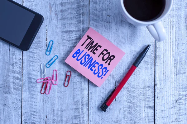 Käsitteellinen käsin kirjoittaminen osoittaa Time For Business. Business valokuva teksti täyttää liiketoimet määräajassa luvannut asiakkaalle Paikallaan vieressä kahvikuppi edellä puinen pöytä . — kuvapankkivalokuva