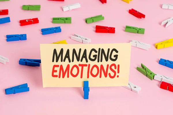 Escrita de mão conceitual mostrando Managing Emotions. Foto de negócios mostrando capacidade estar aberto a sentimentos e modulá-los em si mesmo Colorido papéis clothespin vazio lembrete rosa chão escritório . — Fotografia de Stock