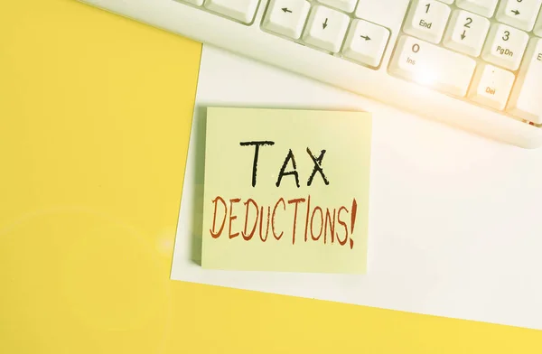Tekst schrijven Belastingaftrek. Bedrijfsconcept voor lagere inkomsten die kunnen worden belast van kosten Leeg leeg papier met kopieerruimte en pc-toetsenbord boven oranje achtergrondtabel. — Stockfoto