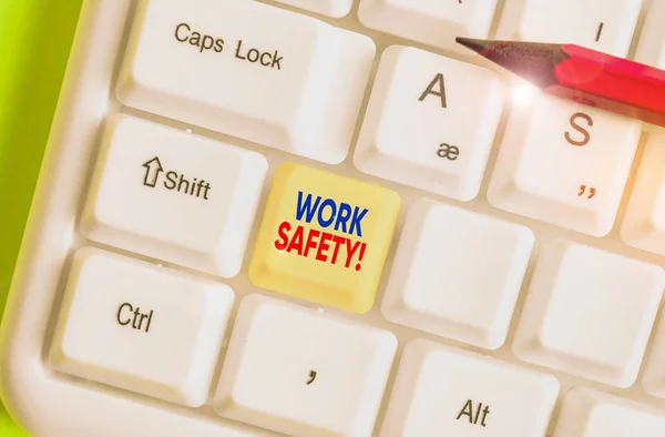 A munkahelyi biztonságot bemutató írásjegyzet. Üzleti fotóbemutató politikák és eljárások, amelyek biztosítják az alkalmazottak egészségét. — Stock Fotó