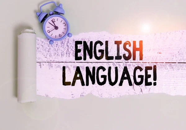 İngilizce 'yi gösteren bir not yazıyorum. Çin ve İspanyol Alarm saatinden sonra dünyada konuşulan üçüncü yerli lang ve ahşap masa arkaplanındaki karton parçalarının yer aldığı bir iş fotoğrafı.. — Stok fotoğraf