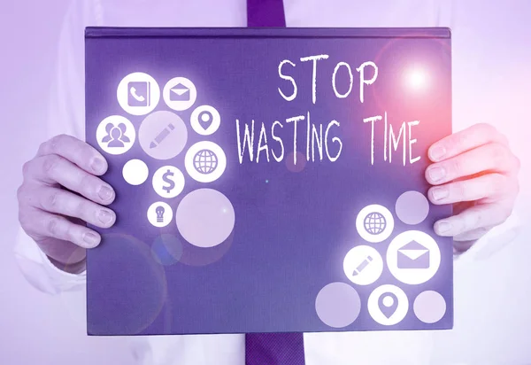 Escritura a mano conceptual que muestra Stop Wasting Time. Muestra de fotos de negocios asesorando demostrando o grupo empezar a planificar y utilizar sabiamente . — Foto de Stock