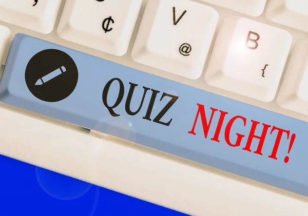 Ecriture conceptuelle montrant Quiz Night. Photo d'affaires mettant en valeur la compétition de connaissances du test du soir entre individus . — Photo