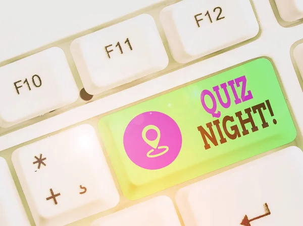 Texte d'écriture de mots Quiz Night. Concept d'entreprise pour le test du soir compétition de connaissances entre individus . — Photo