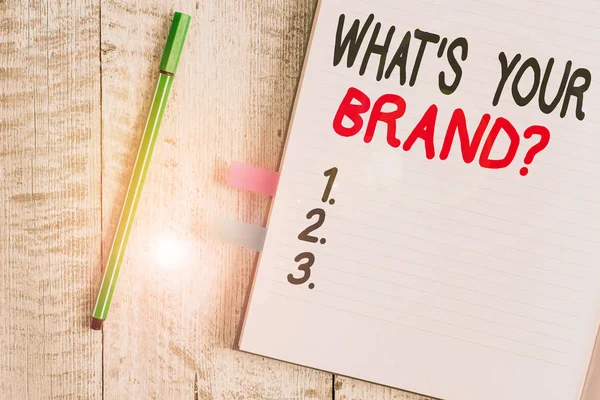 문자를 보내는 것이 여러분의 브랜드 질문입니다. 제품 로고에 대해 물어 보는 비즈니스 개념 또는 로고 위에 고정 된 두꺼운 노트북을 통신하는 것 이 목조 배경처럼 보입니다.. — 스톡 사진