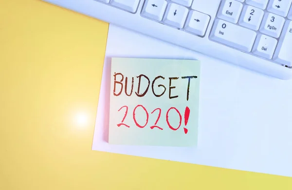Texto de escritura de palabras Presupuesto 2020 Concepto de negocio para estimación de ingresos y gastos para el próximo año o el actual Papel en blanco vacío con espacio de copia y teclado de PC sobre tabla de fondo naranja . —  Fotos de Stock