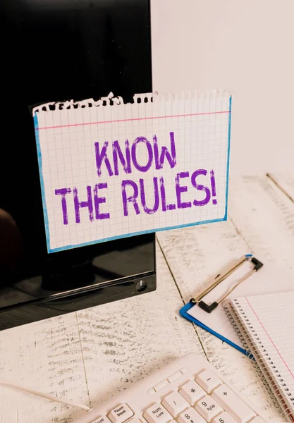 Ecriture conceptuelle montrant Know The Rules. Ensemble de texte de photo d'affaires principes explicites ou réglementaires régissant la conduite Note papier collé à l'écran noir près du clavier fixe . — Photo