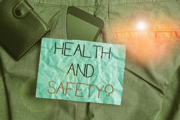 Sağlık ve Güvenlik Sorusu 'nu gösteren bir mesaj. Pantolonun ön cebindeki cüzdan ve not kağıdıyla kaza ya da yaralanmayı önleyecek kavramsal fotoğraf yönetmeliği ve prosedürleri. — Stok fotoğraf