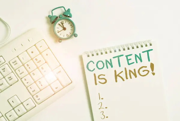A Content Is King-et bemutató levél. Üzleti fotó bemutató marketing fókuszált növekvő láthatóság nem fizetett keresési eredmények Billentyűzet üres jegyzet papír és ceruza fehér háttér. — Stock Fotó