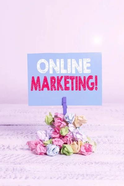 Γραπτό σημείωμα που δείχνει Online Marketing. Business photo showcasing leveraging web based channels spread about companys brand Reminder σωρό χρωματισμένο τσαλακωμένο χαρτί clothespin ξύλινο χώρο. — Φωτογραφία Αρχείου