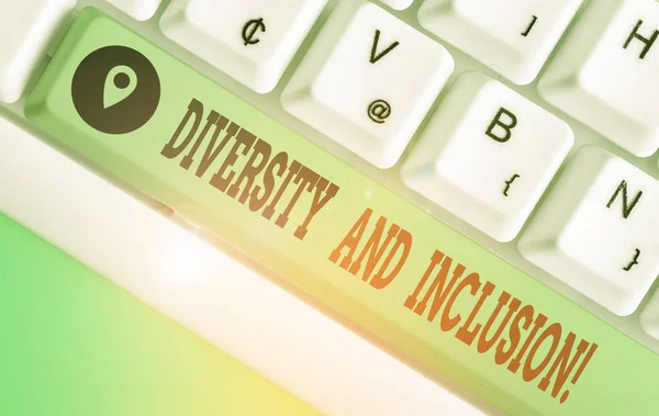 Escritura a mano de texto Diversidad e inclusión. Concepto significado rango huanalysis diferencia incluye raza etnia género . — Foto de Stock