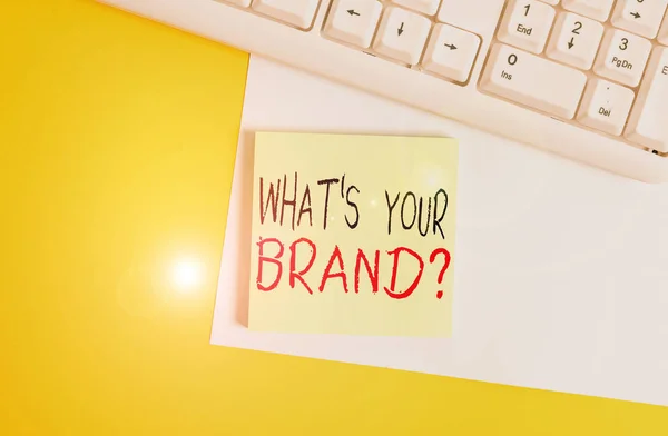 문자를 보내는 것이 여러분의 브랜드 질문입니다. 제품 로고가 무엇을 하는지 물어 보는 비즈니스 개념 또는 복제품 공간 과 주황색 배경 탭 위에 PC 키보드가 있는 빈 종이를 — 스톡 사진