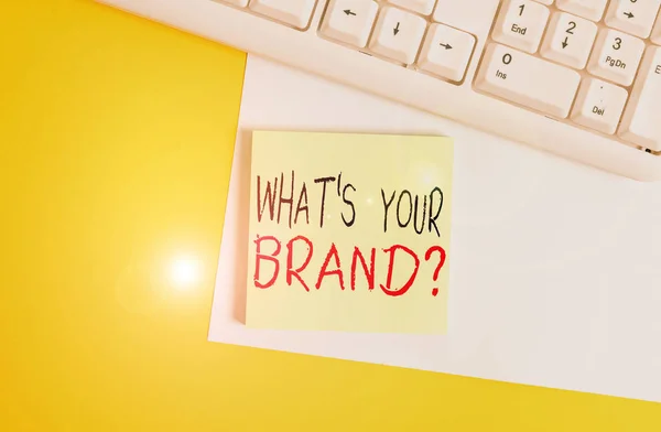 Palavra que escreve o texto What S Your Brand Question. Conceito de negócio para perguntar sobre o logotipo do produto faz ou o que você se comunica vazio papel em branco com espaço de cópia e teclado pc acima do fundo laranja tabl — Fotografia de Stock