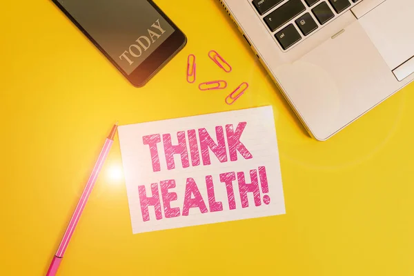 Tekst pisania słów Think Health. Business concept for state of complete physical mental and social well being Trendy open laptop smartphone marker kartka papieru klipy kolorowe tło. — Zdjęcie stockowe