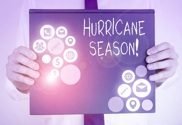 Escrita conceitual mostrando a temporada de furacões. Foto de negócios mostrando o tempo em que a maioria dos ciclones tropicais são esperados para desenvolver . — Fotografia de Stock