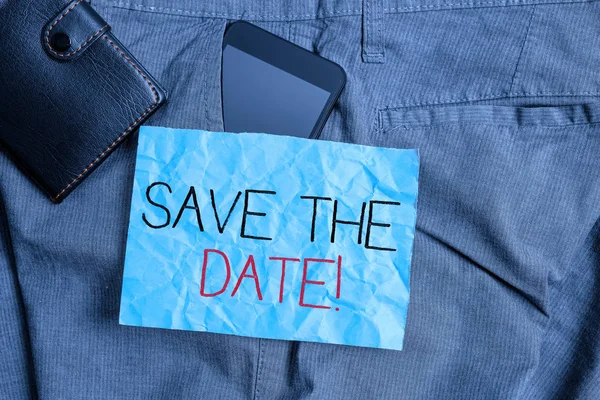 Sinal de texto mostrando Save The Date. Foto conceitual lembre-se não agendar nada mais neste dia dispositivo Smartphone dentro de calças bolso frontal com carteira e papel de nota . — Fotografia de Stock