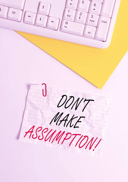 Sinal de texto mostrando Don T Make Assumption. Foto conceitual algo que você assume ser caso, mesmo sem prova Flat lay acima branco papel em branco com espaço de cópia para mensagens de texto . — Fotografia de Stock