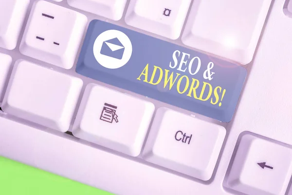 Manuscrito texto escrita Seo e Adwords. Conceito que significa que eles são componentes principais ferramentas de Search Engine Marketing . — Fotografia de Stock