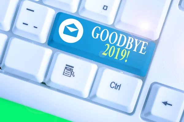 Kézírás szöveg írás Viszlát 2019. Fogalom jelentése kifejezni jó kívánságait, amikor elválnak, vagy a végén a tavalyi év. — Stock Fotó