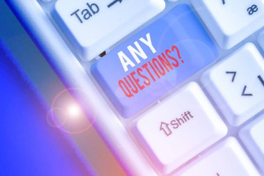 Herhangi bir soru soru gösteren not yazma. İş fotoğrafı size bir şey hakkında gösteren sormak için sipariş yazmak demek vitrin.