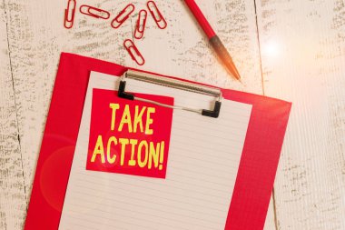 Kelime yazma metni Harekete Geç. Resmi bir şey yapmak için iş konsepti veya sorunlu bir hedefe ulaşmak için uyumlu kağıt levha yapışkan not tükenmez raptiyeler eski ahşap arka plan.