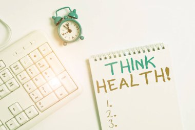 Think Health 'i gösteren bir not yazıyorum. Boş not kağıdı ve kalem beyazı arkaplan ile klavye olmanın tam fiziksel ve sosyal durumunun iş fotoğrafı gösterimi.