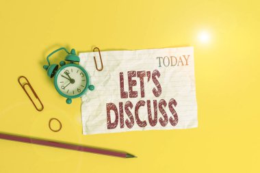 Kelime yazma metni S tartışsın. İş konsepti, birinden gösteri yapmak ya da alarm saati kliplerini göstermek için bir şey istemesini istemektir. Ezilmiş lastik bant, kalem renkli arka plan..