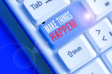 Make Things Happen'ı gösteren not yazma. Bunu başarmak için zor çabalar sarf etmek zorunda kalacaksınız İş fotoğraf vitrin.
