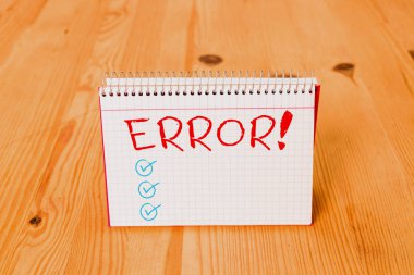 El yazısı yazma hatası. Uygulamada ya da programda hatalı olmanın durumu ya da durumu kavramı boş hatırlatıcı tahta zemin arkaplan spiral defter oyuk ofisi.