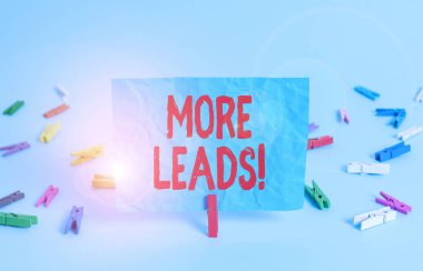 Daha fazla ipucu gösteren not yazılıyor. İş fotoğraflarında tüketici ilgisinin başlatılması veya ürün için soruşturma başlatılması Renkli çamaşır iğnesi dikdörtgeni şekilli kağıt açık mavi arkaplan.