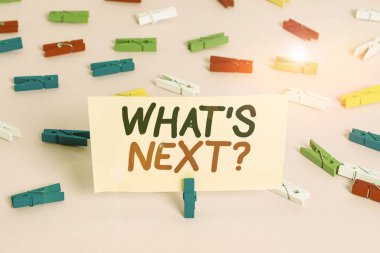 Bir sonraki soruyu gösteren kavramsal el yazısı. İş fotoğraflarının sergilenmesi yaklaşan davranışlarını ve davranışlarını gösteriyor. Renkli çamaşır iğnesi kağıtları boş, pembe zemin kattaki ofisi anımsatıyor..