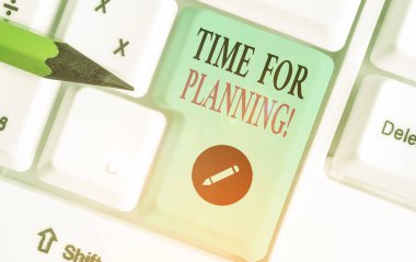 Planlama Zamanı 'nı gösteren bir not yazıyorum. Belirli faaliyetlere bilinçli denetim uygulaması uygulayan iş fotoğrafı gösterimi.