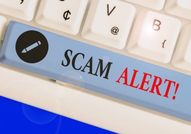 Scam Alert gösteren kavramsal el yazısı. Onu ikna ederek sahte olarak kurbandan para elde gösteren iş fotoğrafı.