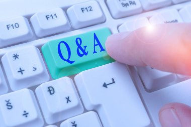 Soru-Cevap 'ı gösteren mesaj işareti. Gösterinin sorular sorduğu kavramsal bir fotoğraf, diğeri ise bunları cevaplıyor..