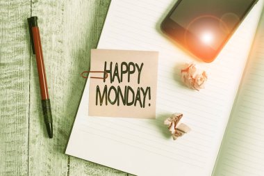 Mutlu Pazartesi 'yi gösteren bir mesaj. Kavramsal fotoğraf, ona yeni haftanın en güzel günlerini yaşatmak için sıralamayı anlatıyor. Kalın sayfalar, klasik ahşap arka fonun üzerine yerleştirilmiş..