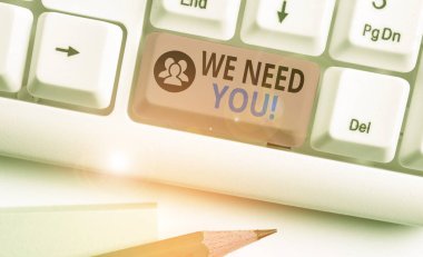 Sana İhtiyacımız Olduğunu gösteren bir metin işareti. Birisinin belirli bir iş veya hedef için birlikte çalışmasını isteyen kavramsal fotoğraf.