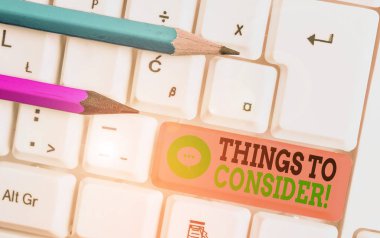 Göz önünde bulundurulması gereken şeyleri gösteren not yazma. İş fotoğraf vitrin eve karar vermek için dikkatle bir şey düşünmek.