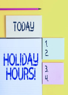 El yazısı, Holiday Hours. Kavram, esnek çalışma saatleri altında çalışanlar için fazla mesai anlamına geliyor. Sarı arkaplan masasında kopya alanı olan boş kağıtlar..