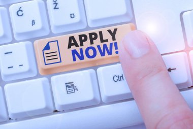 Şimdi Uygula 'yı gösteren not yazıyorum. İş fotoğrafı gösterimi resmi olarak bir şey talep etmek ya da form halinde göndermek.