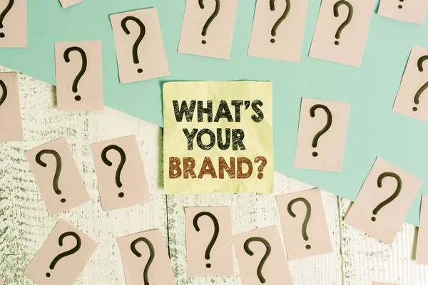 여러분의 브랜드 질문을 보여 주는 문자 표지판 이 있습니다. 제품 로고에 대해 묻는 개념적 인 사진은 무엇을 하는지 또는 나무 탁자 위에 두꺼운 판지가 붙어 있는 스크래치와 무너져 내리는 종이를. — 스톡 사진