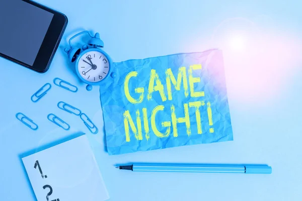 Sinal de texto mostrando Game Night. Foto conceitual geralmente é chamado em datas de jogo adulto como poker com amigos Clipes de relógio de alarme marcador de folha de smartphone notepad fundo colorido . — Fotografia de Stock