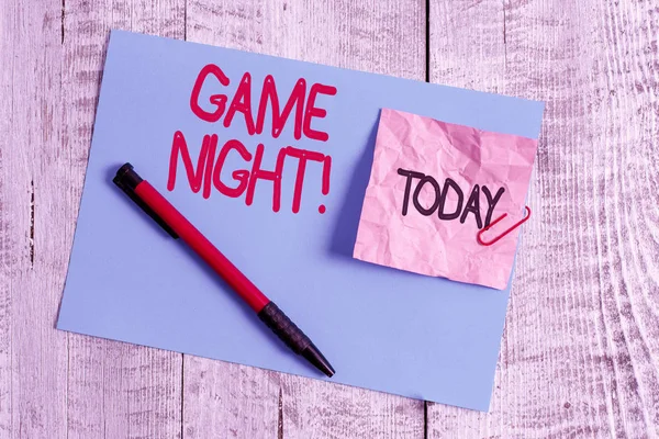 Signo de texto que muestra Game Night. Foto conceptual por lo general se llama en fechas de juego para adultos como el póquer con amigos papel arrugas y cartón más estacionario colocado sobre el fondo de madera . —  Fotos de Stock