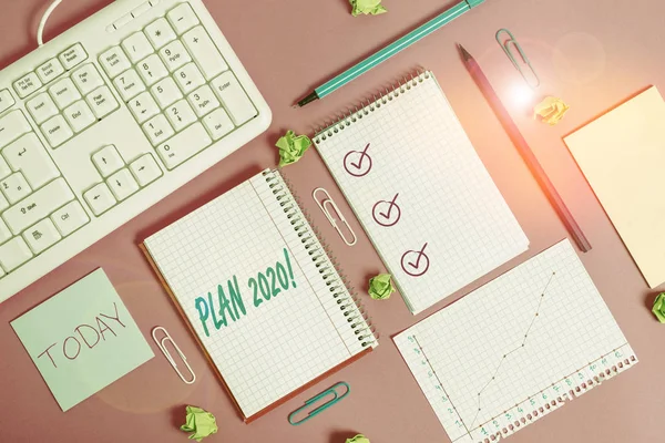 Schreiben Notiz zeigt Plan 2020. Business-Foto präsentiert detaillierten Vorschlag etwas zu erreichen im nächsten Jahr Schreibgeräte und Computer-Stoffe über farbigen einfachen Tisch platziert. — Stockfoto
