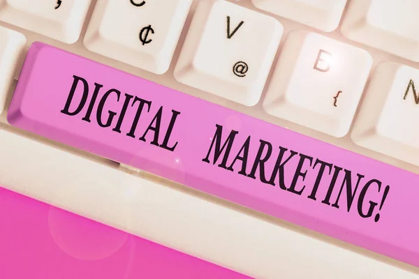 Texto de caligrafia Marketing Digital. Conceito que significa produtos de mercado ou serviços que utilizam tecnologias na Internet . — Fotografia de Stock